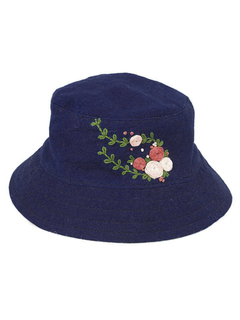 Chapeau bleu foncé teint à la main en indigo avec roses