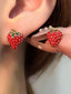 Boucles d'oreilles aux accents dorés et aux fraises rouges