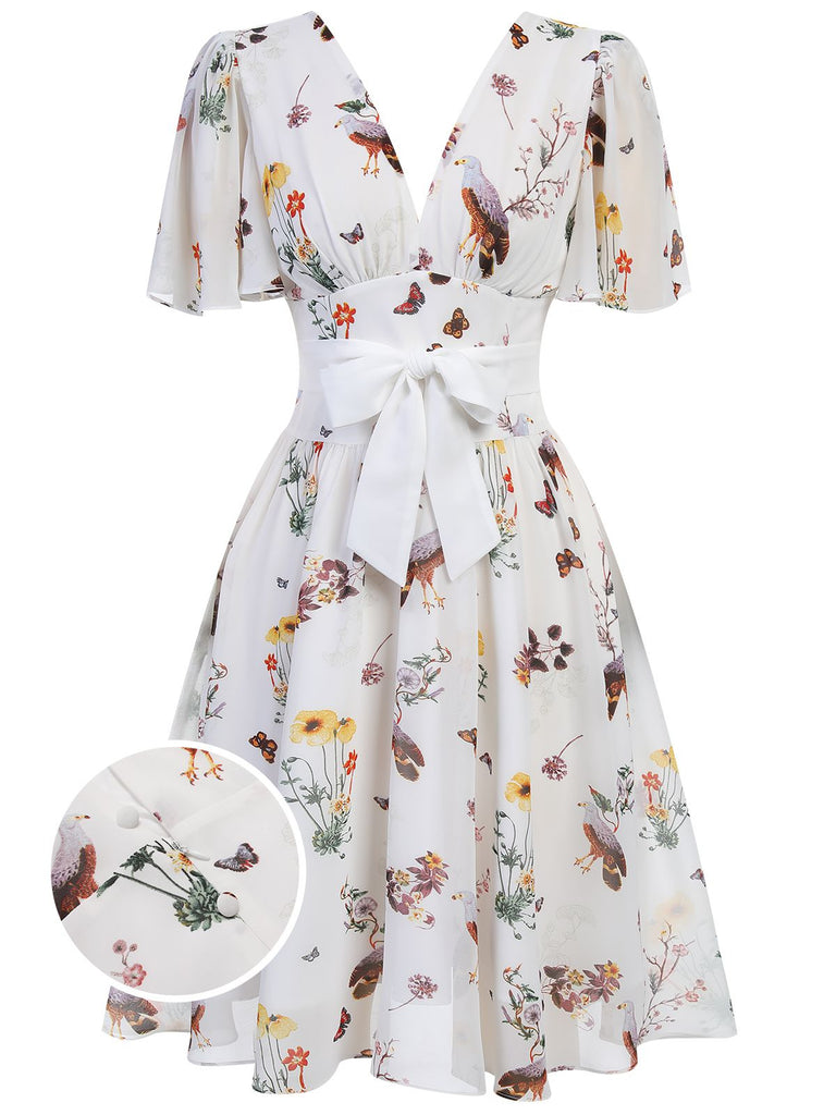 [Pré-vente] Robe blanche à col en V avec nœud et motifs de fleurs et d'oiseaux