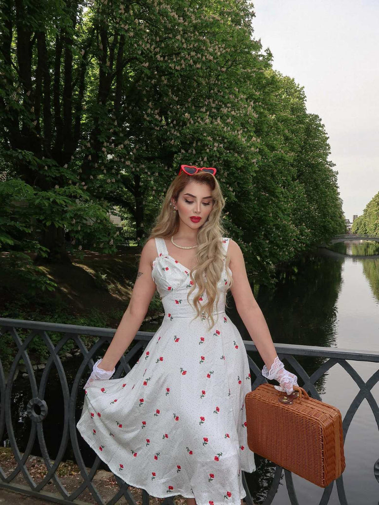 Robe blanche à pois en satin imitation cerise des années 1950