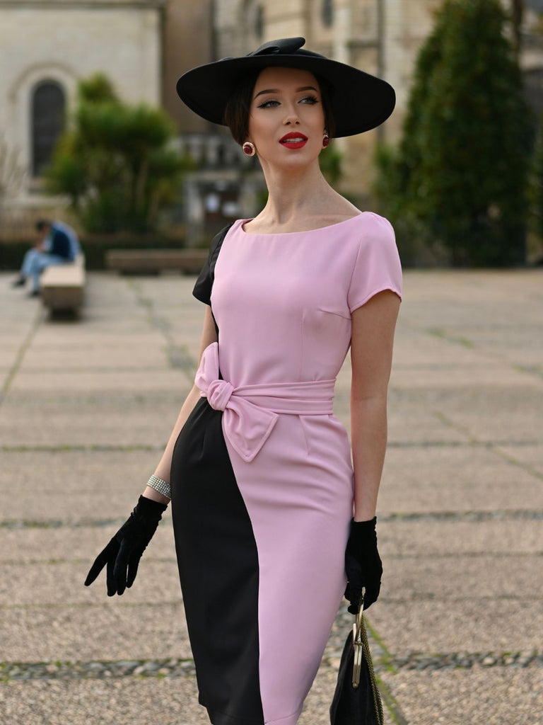 Robe noire et rose à col bateau et ceinture contrastée des années 1960