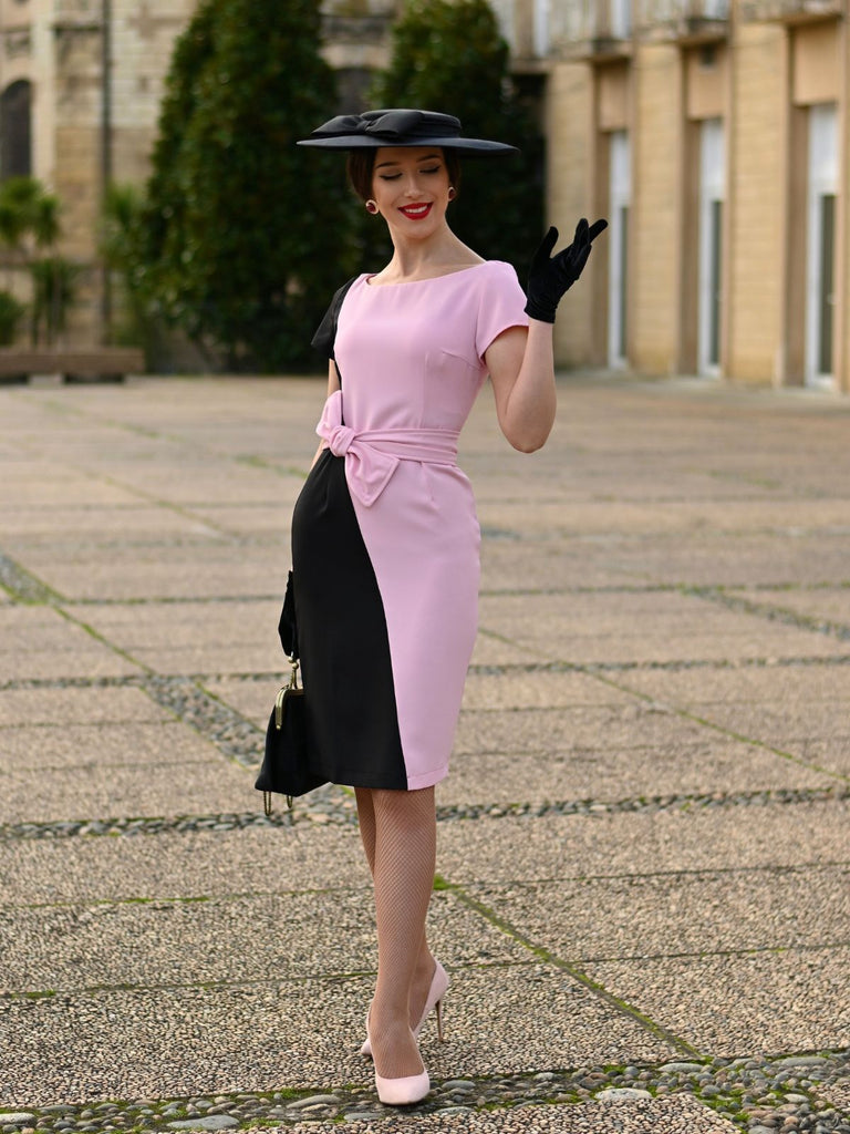 Robe noire et rose à col bateau et ceinture contrastée des années 1960