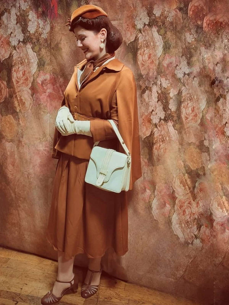 Manteau cape à revers couleur camel des années 1940