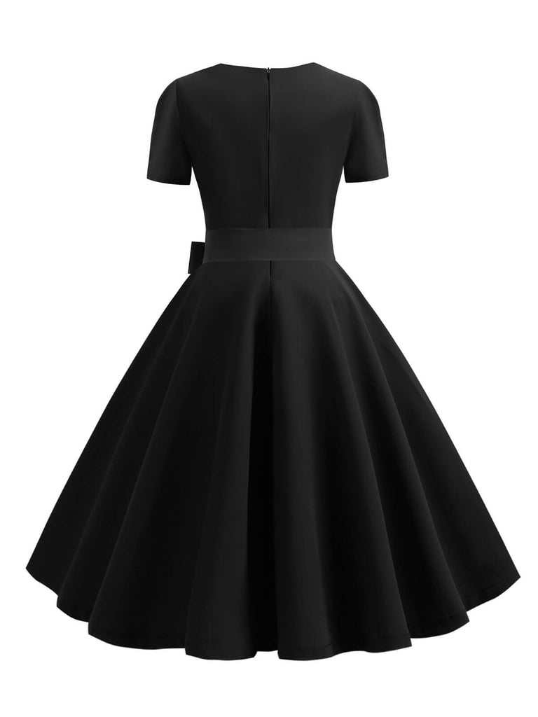 Robe à manches courtes noire et col carré des années 1950 et ensemble d'accessoires