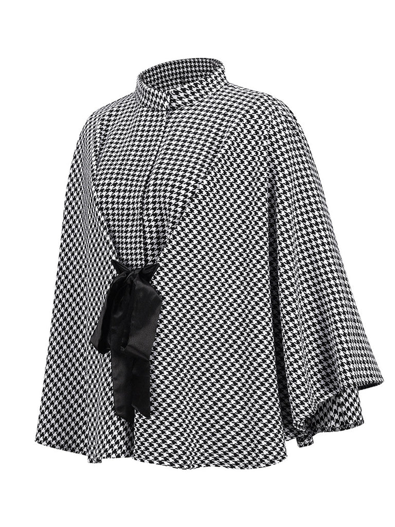 Manteau cape à lacets pied-de-poule noir des années 1950