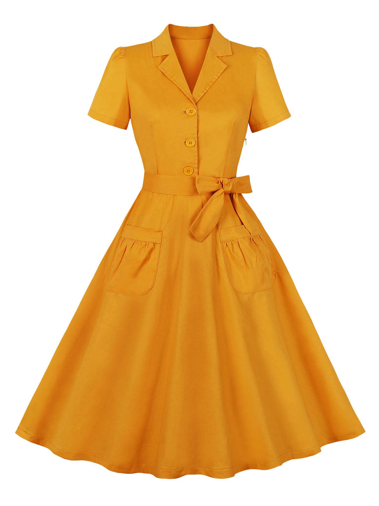 Robe ceinturée couleur curcuma à revers boutonnés des années 1950