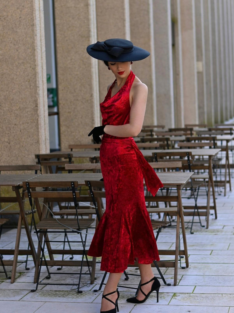 Robe sirène rouge foncé à col bénitier pailleté des années 1930