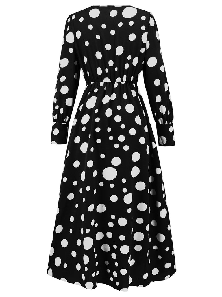 Robe à pois et col en V avec fente latérale des années 1940