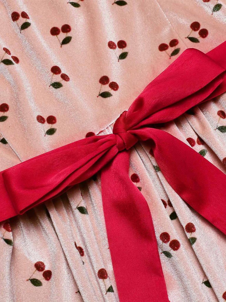 [Pré-vente] Robe cerises à col trapèze en velours rose des années 1960