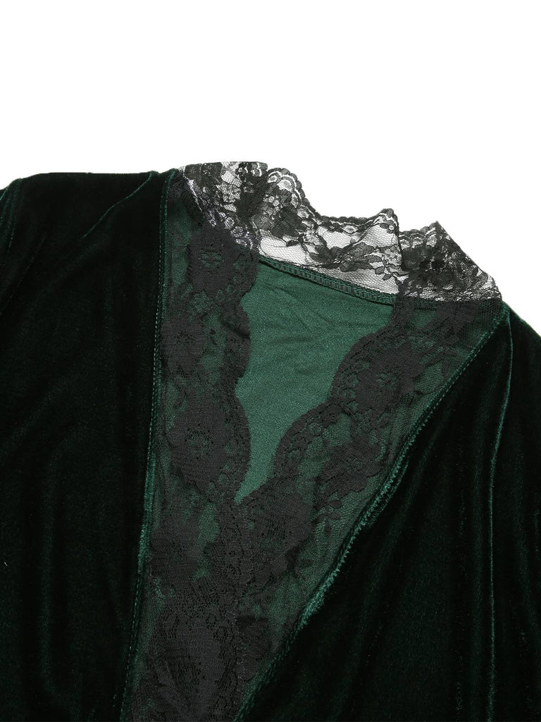 Peignoir de nuit en velours avec bordure en dentelle des années 1970