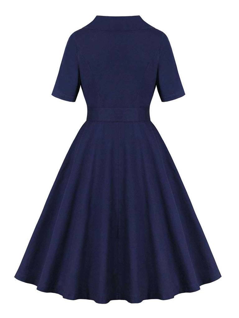 Robe ceinturée à revers bleu foncé des années 1950