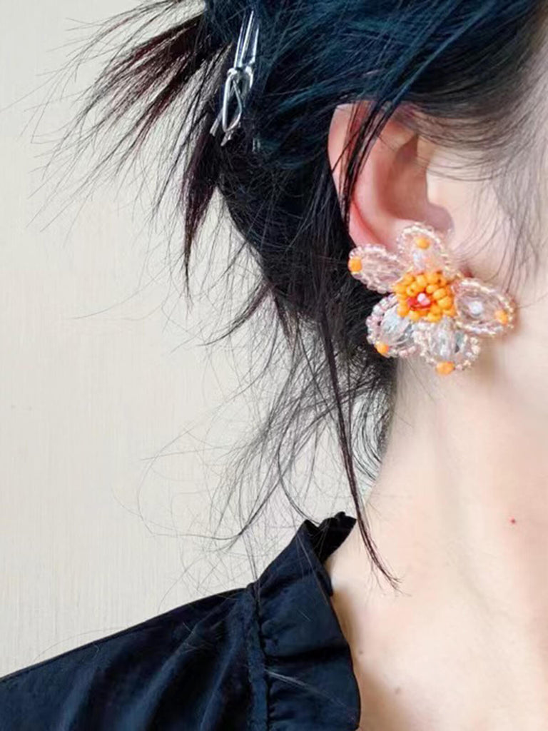 Jolies boucles d'oreilles à tige avec perles et fleurs