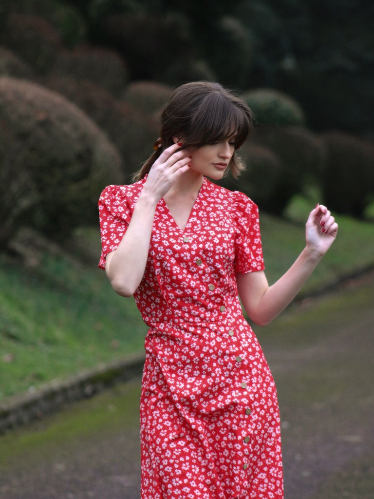 Robe rouge à col en V à fleurs des années 1930 Chic